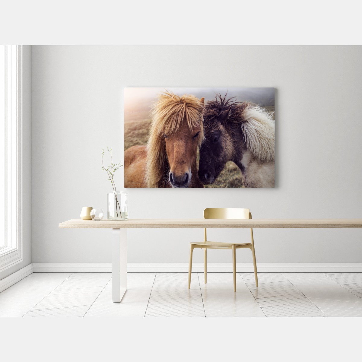 Obraz na płótnie dwa konie na mglistym wzgórzu, Wyspy Owcze – Wallissimo® Obraz na płótnie dwa konie na mglistym wzgórzu, Wyspy Owcze – Wallissimo®