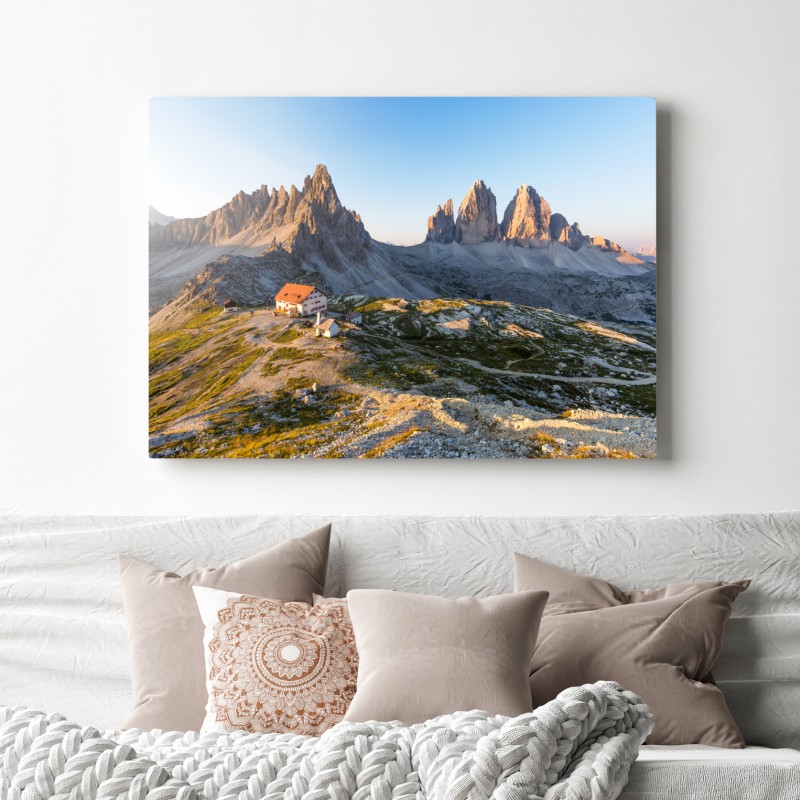 Obraz na płótnie oświetlone słońcem schronisko w górach – Wallissimo® Obraz na płótnie oświetlone słońcem schronisko w górach – Wallissimo®