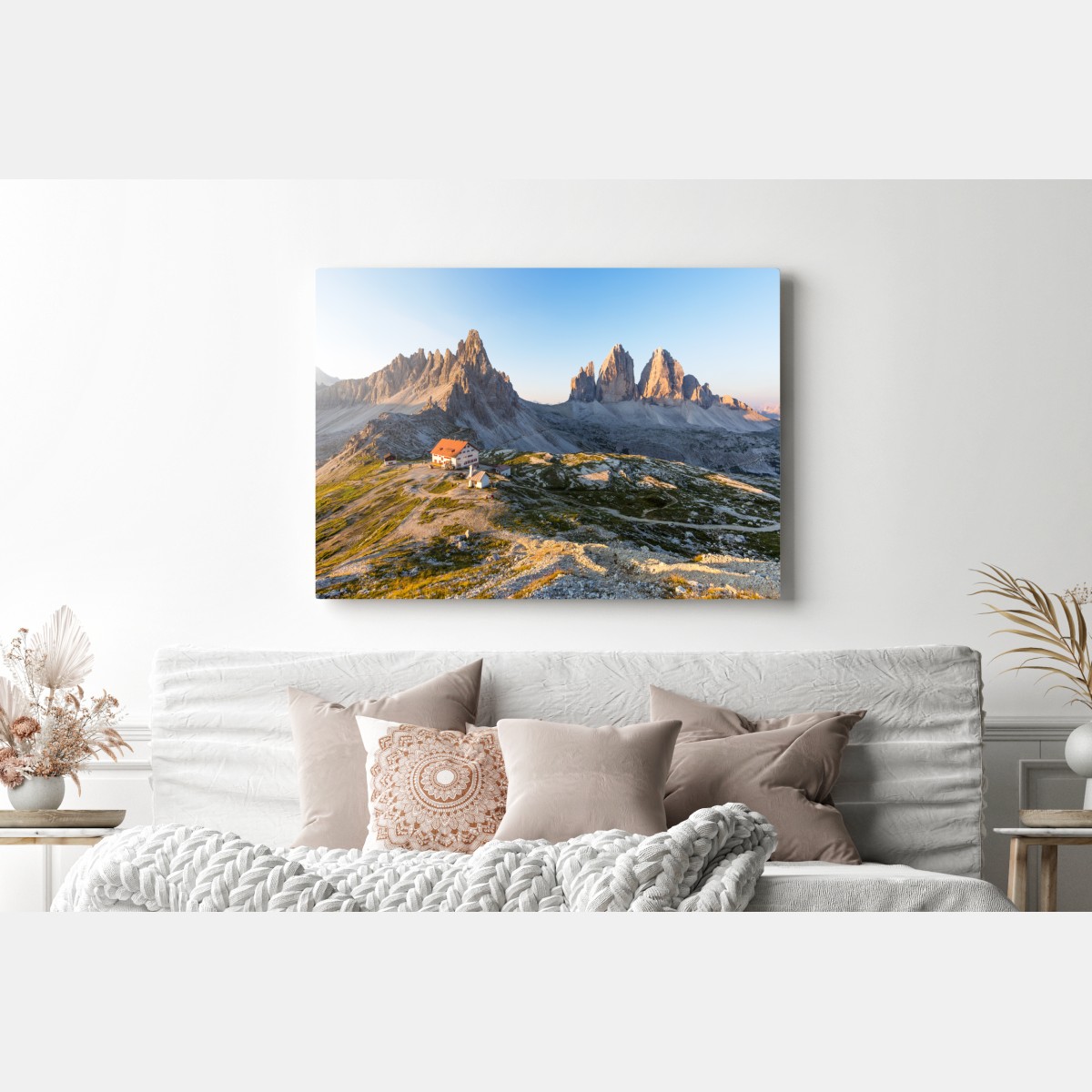 Obraz na płótnie oświetlone słońcem schronisko w górach – Wallissimo® Obraz na płótnie oświetlone słońcem schronisko w górach – Wallissimo®