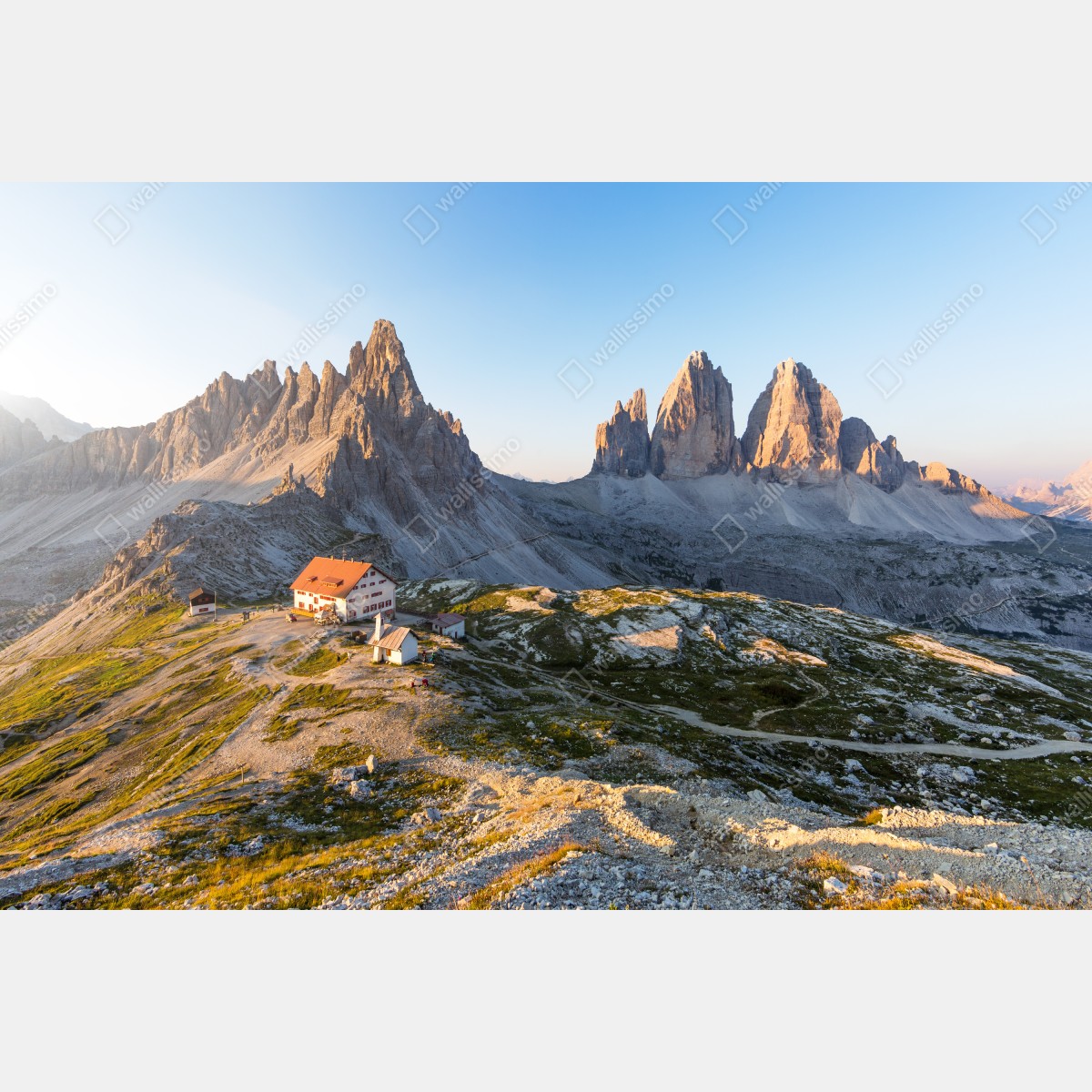 Obraz na płótnie oświetlone słońcem schronisko w górach – Wallissimo® Obraz na płótnie oświetlone słońcem schronisko w górach – Wallissimo®