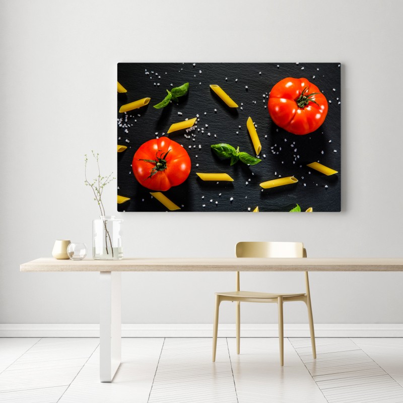 Obraz na płótnie pomidory i penne na czarnym łupku