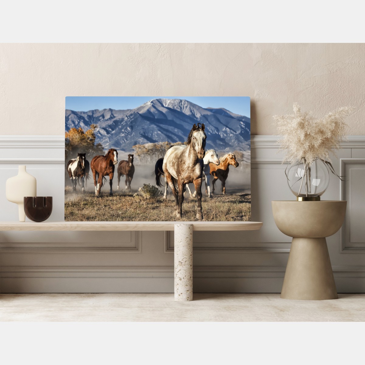 Obraz na płótnie dzikie konie galopujące po górskiej łące – Wallissimo® Obraz na płótnie dzikie konie galopujące po górskiej łące – Wallissimo®