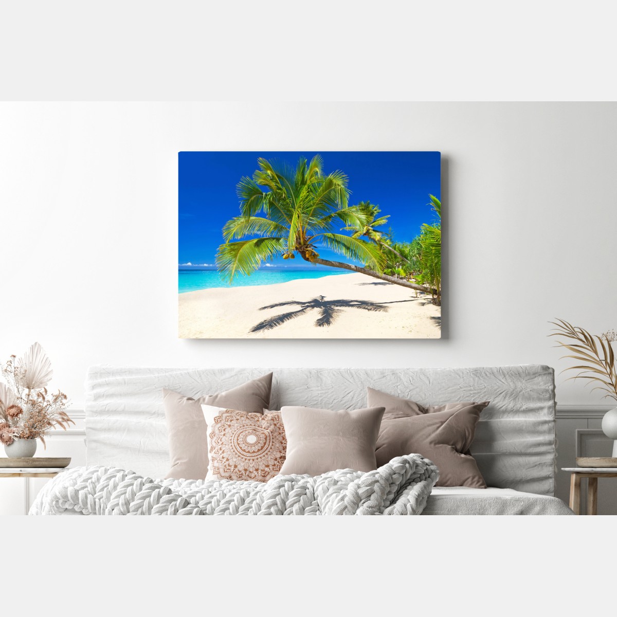 Obraz na płótnie Morze Andamańskie tropikalna plaża z pochyloną palmą – Wallissimo® Obraz na płótnie Morze Andamańskie tropikalna plaża z pochyloną palmą – Wallissimo®