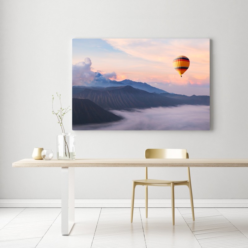 Obraz na płótnie balon nad mglistymi górami – Wallissimo® Obraz na płótnie balon nad mglistymi górami – Wallissimo®