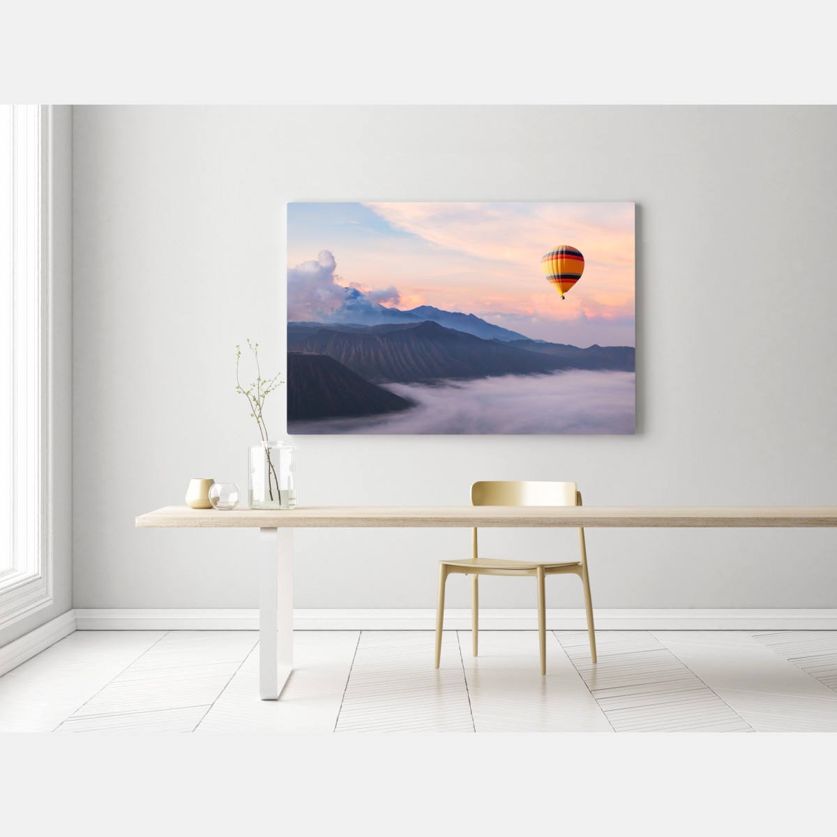 Obraz na płótnie balon nad mglistymi górami – Wallissimo® Obraz na płótnie balon nad mglistymi górami – Wallissimo®