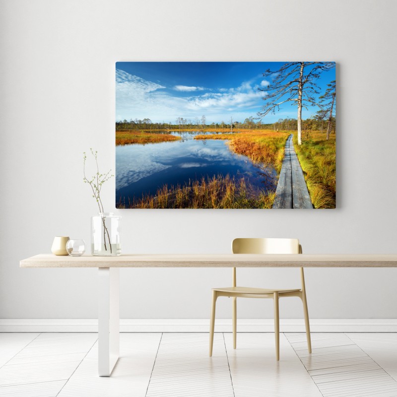 Obraz na płótnie jesienna kładka nad spokojnym torfowiskiem – Wallissimo® Obraz na płótnie jesienna kładka nad spokojnym torfowiskiem – Wallissimo®