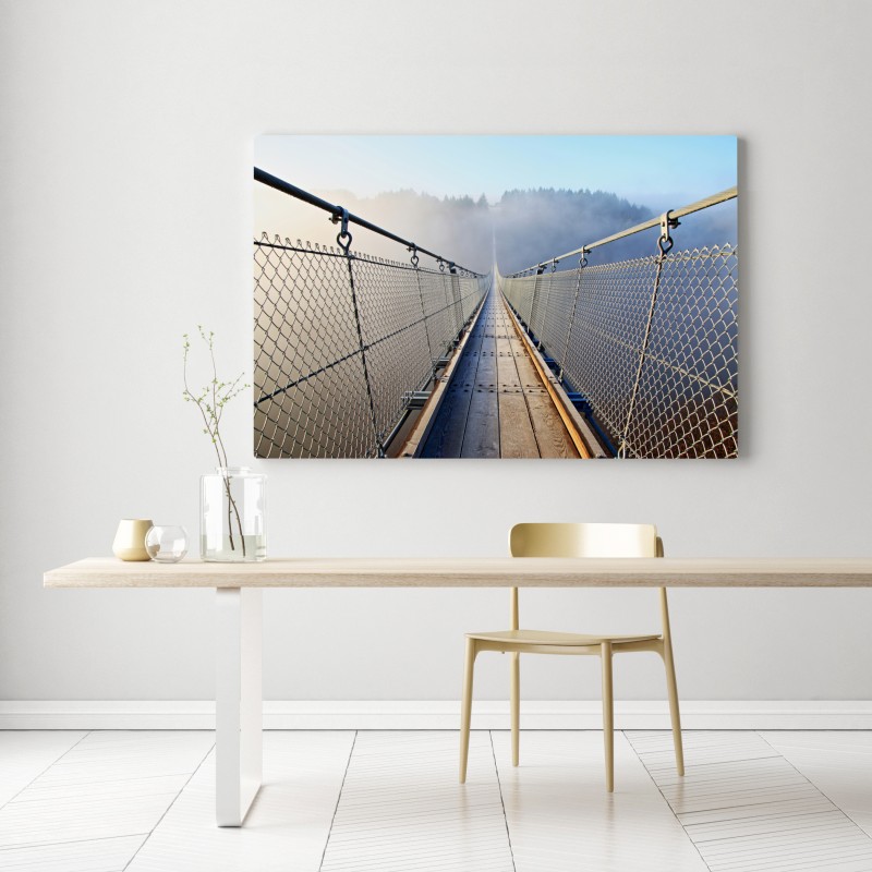 Obraz na płótnie mglisty wiszący most prowadzący w las – Wallissimo® Obraz na płótnie mglisty wiszący most prowadzący w las – Wallissimo®