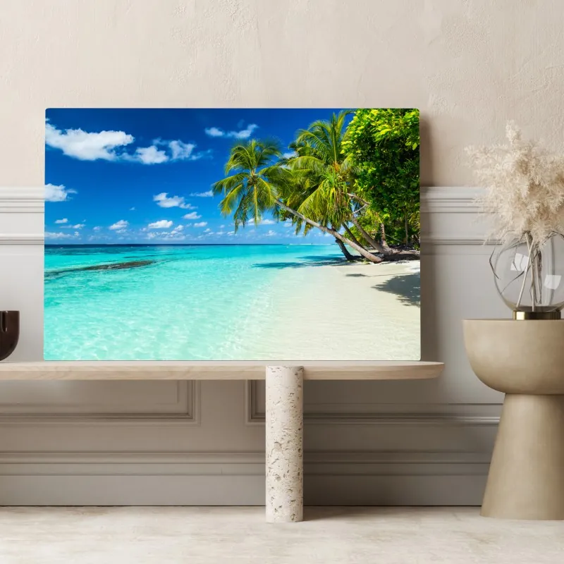 Obraz na płótnie tropikalna turkusowa plaża z pochylonymi palmami – Wallissimo® Obraz na płótnie tropikalna turkusowa plaża z pochylonymi palmami – Wallissimo®