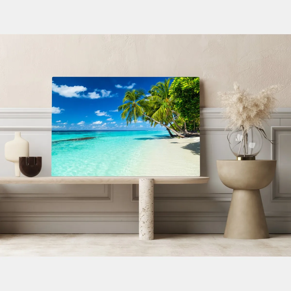 Obraz na płótnie tropikalna turkusowa plaża z pochylonymi palmami – Wallissimo® Obraz na płótnie tropikalna turkusowa plaża z pochylonymi palmami – Wallissimo®