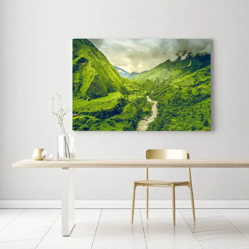 Obraz na płótnie bujna zielona dolina górska z rzeką – Wallissimo® Obraz na płótnie bujna zielona dolina górska z rzeką – Wallissimo®