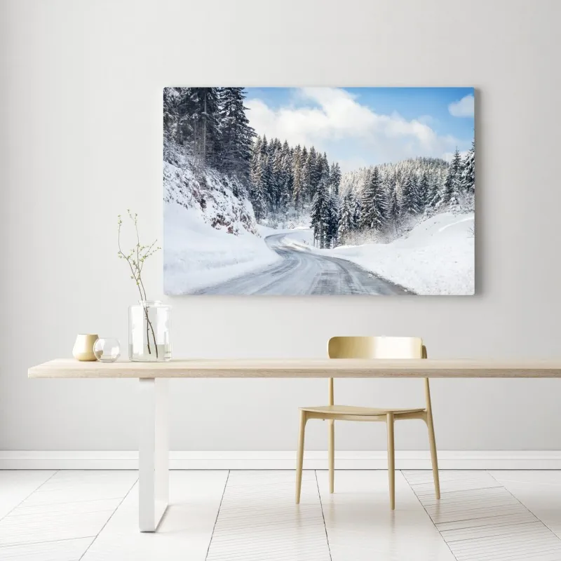 Obraz na płótnie zimowa droga w zaśnieżonym lesie – Wallissimo® Obraz na płótnie zimowa droga w zaśnieżonym lesie – Wallissimo®