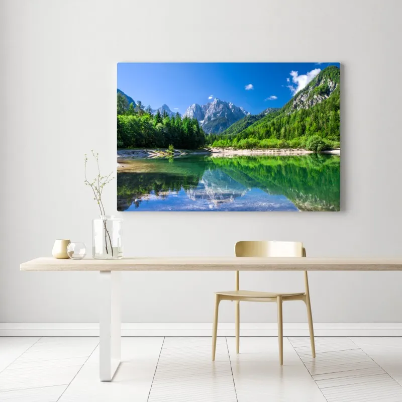 Obraz na płótnie alpejskie jezioro z odbiciem w zielonych górach – Wallissimo® Obraz na płótnie alpejskie jezioro z odbiciem w zielonych górach – Wallissimo®
