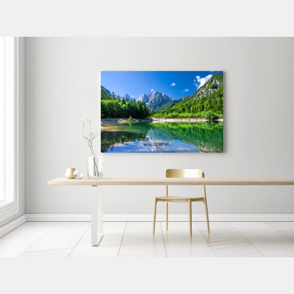 Obraz na płótnie alpejskie jezioro z odbiciem w zielonych górach – Wallissimo® Obraz na płótnie alpejskie jezioro z odbiciem w zielonych górach – Wallissimo®