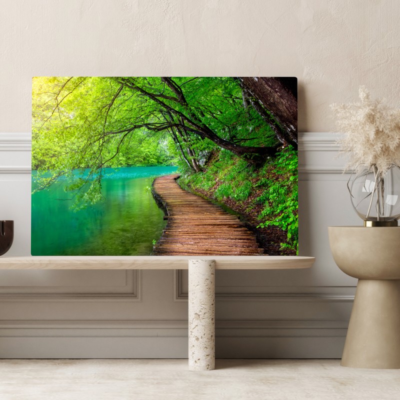 Obraz na płótnie spokojny drewniany pomost nad jeziorem w zielonym lesie – Wallissimo® Obraz na płótnie spokojny drewniany pomost nad jeziorem w zielonym lesie – Wallissimo®