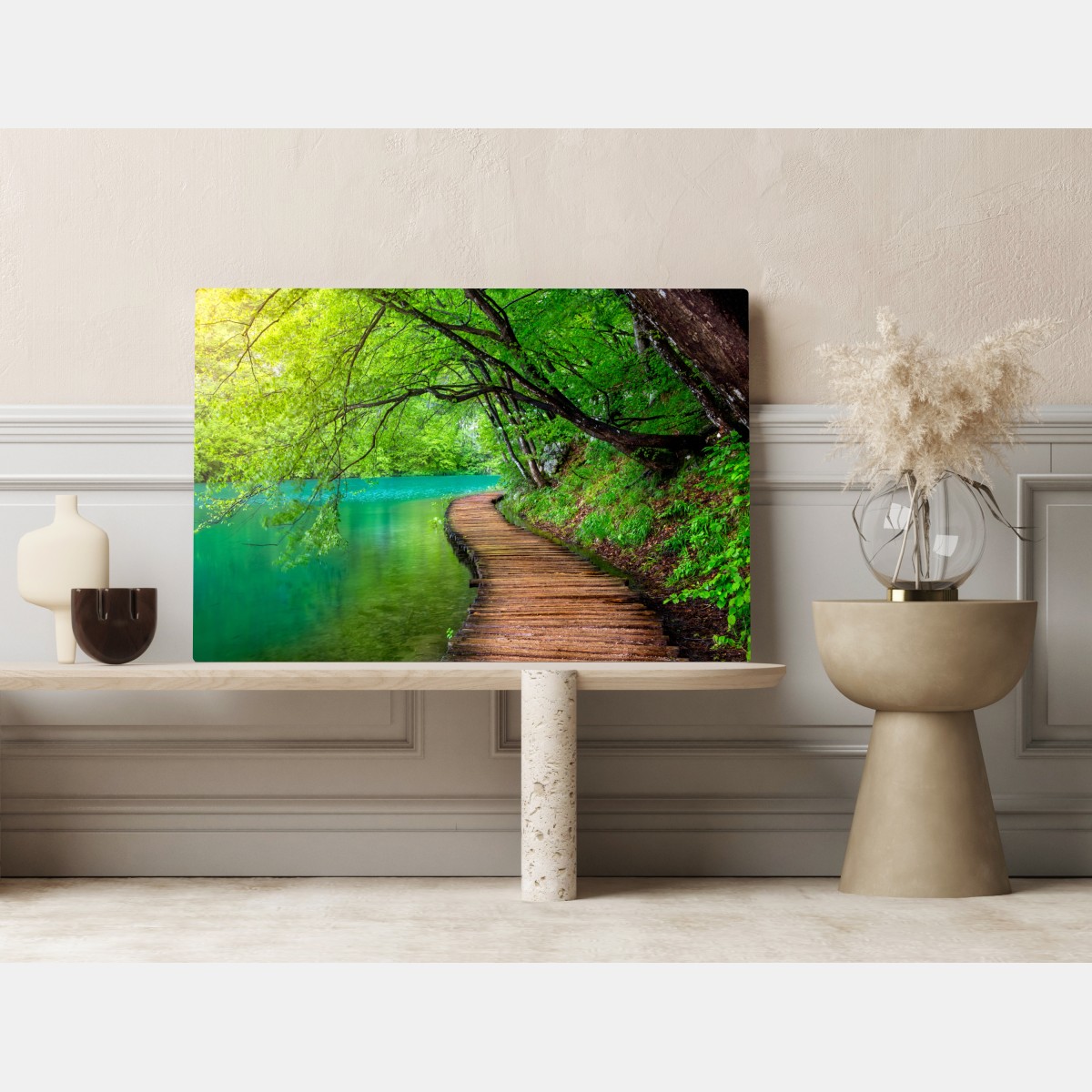 Obraz na płótnie spokojny drewniany pomost nad jeziorem w zielonym lesie – Wallissimo® Obraz na płótnie spokojny drewniany pomost nad jeziorem w zielonym lesie – Wallissimo®