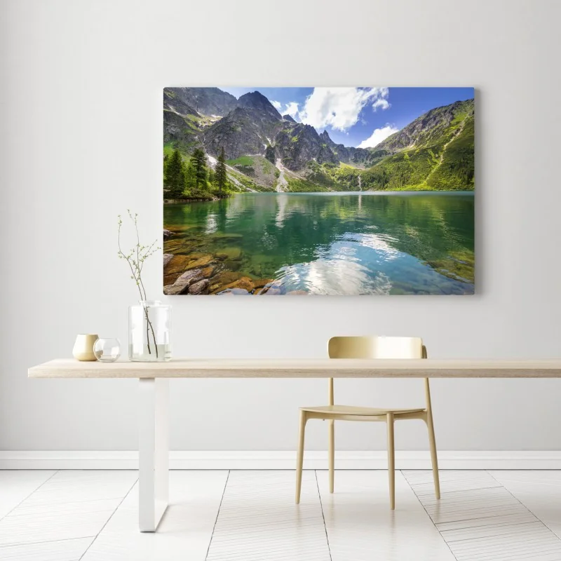 Obraz na płótnie spokojne szmaragdowe jezioro górskie ze skalistymi szczytami – Wallissimo® Obraz na płótnie spokojne szmaragdowe jezioro górskie ze skalistymi szczytami – Wallissimo®