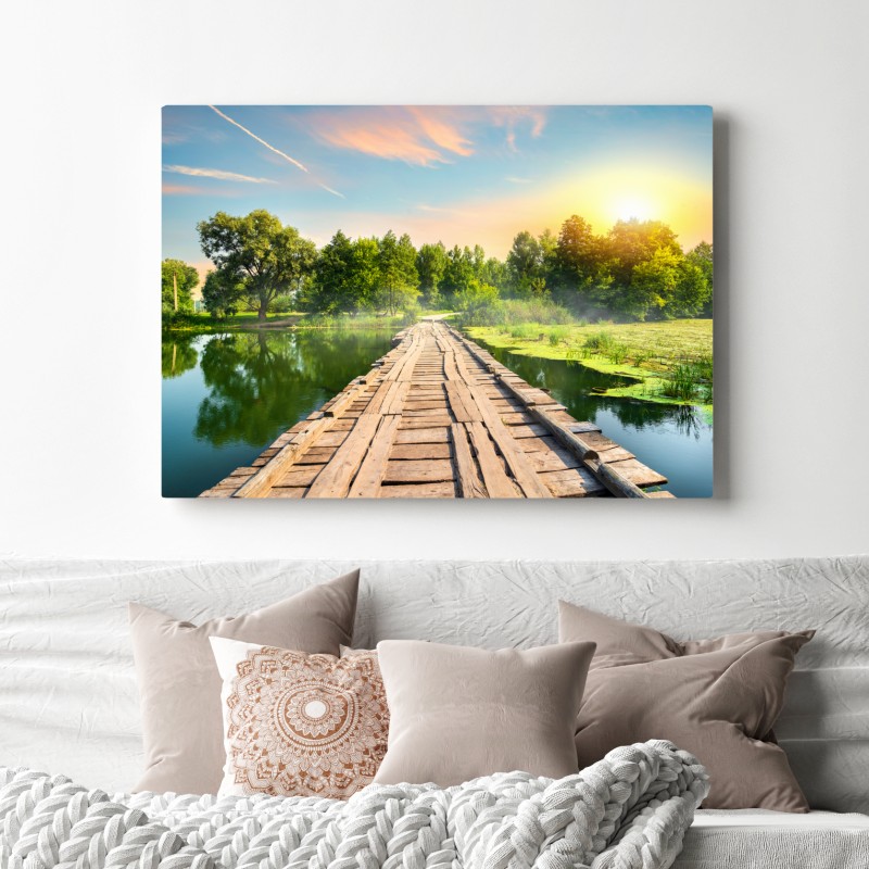 Obraz na płótnie słoneczny drewniany most nad spokojnym jeziorem – Wallissimo® Obraz na płótnie słoneczny drewniany most nad spokojnym jeziorem – Wallissimo®