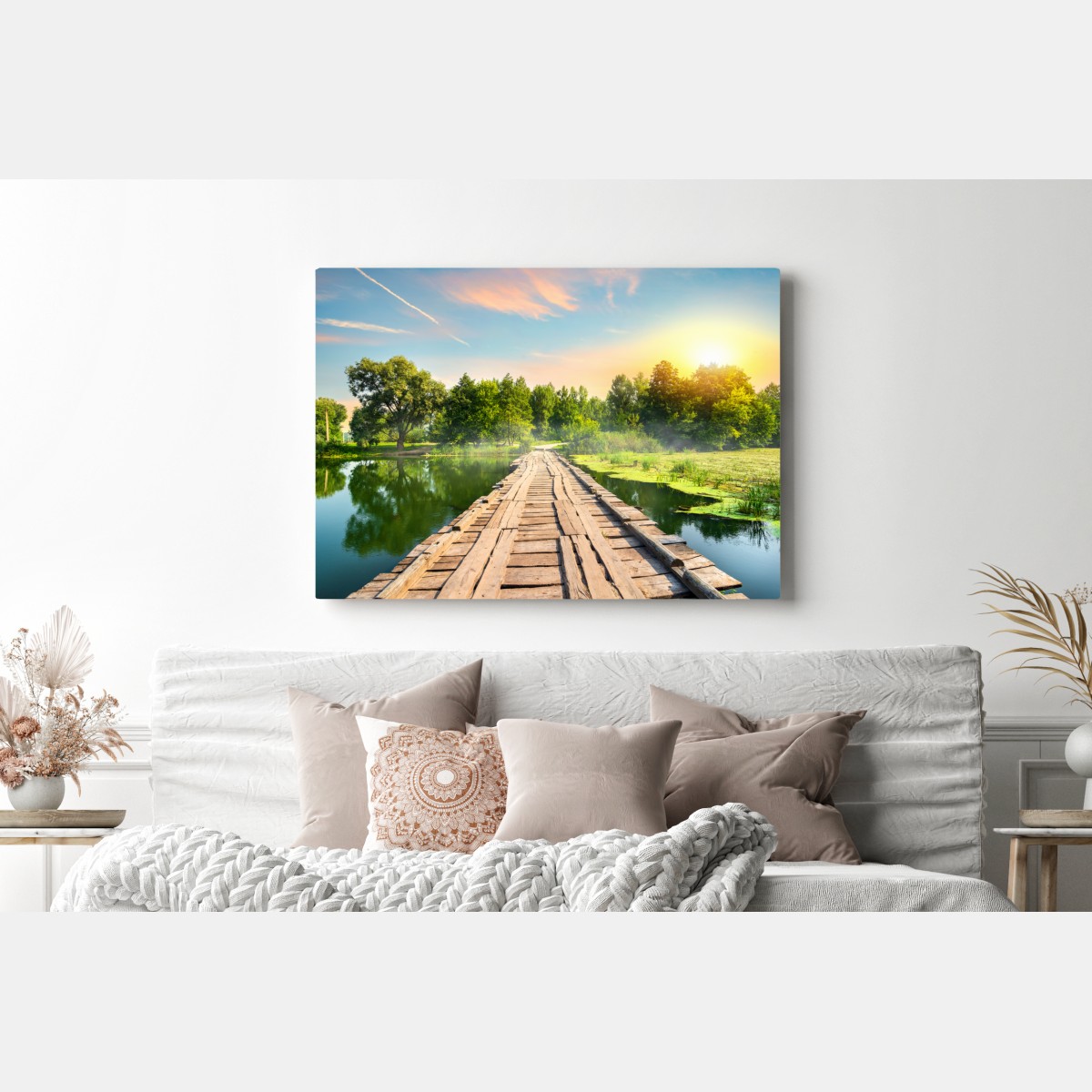 Obraz na płótnie słoneczny drewniany most nad spokojnym jeziorem – Wallissimo® Obraz na płótnie słoneczny drewniany most nad spokojnym jeziorem – Wallissimo®