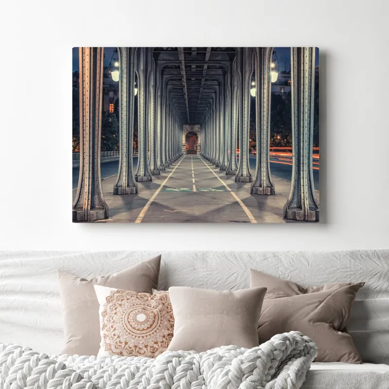 Obraz na płótnie symetryczny korytarz stalowego mostu nocą – Wallissimo® Obraz na płótnie symetryczny korytarz stalowego mostu nocą – Wallissimo®