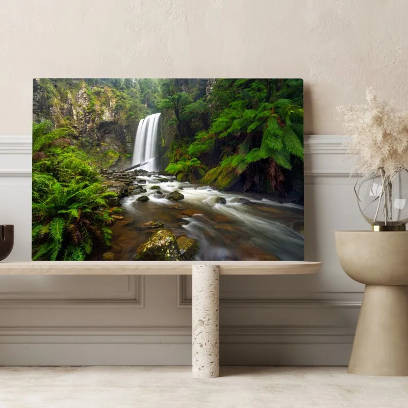 Obraz na płótnie lśniący wodospad w lesie pełnym paproci – Wallissimo® Obraz na płótnie lśniący wodospad w lesie pełnym paproci – Wallissimo®