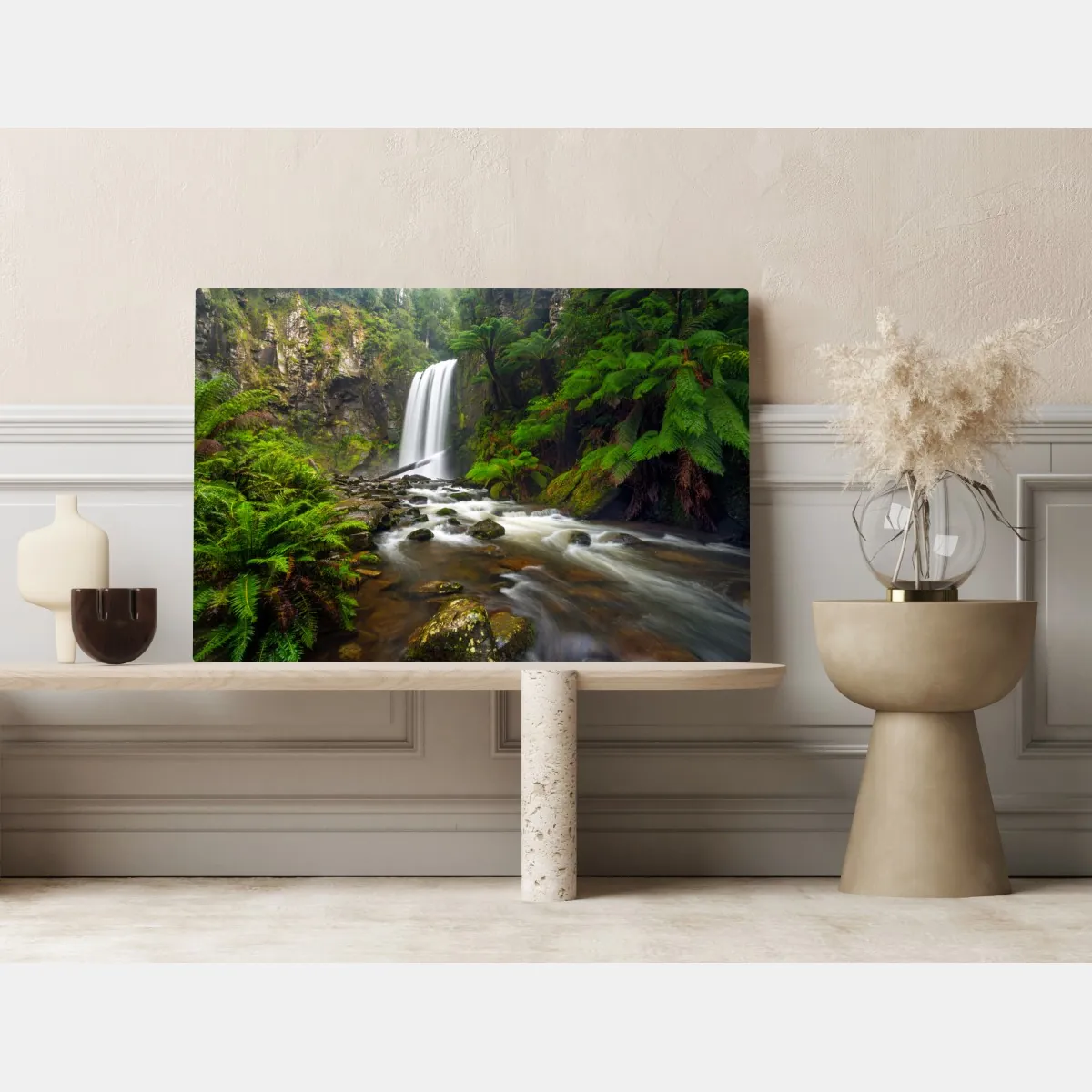 Obraz na płótnie lśniący wodospad w lesie pełnym paproci – Wallissimo® Obraz na płótnie lśniący wodospad w lesie pełnym paproci – Wallissimo®