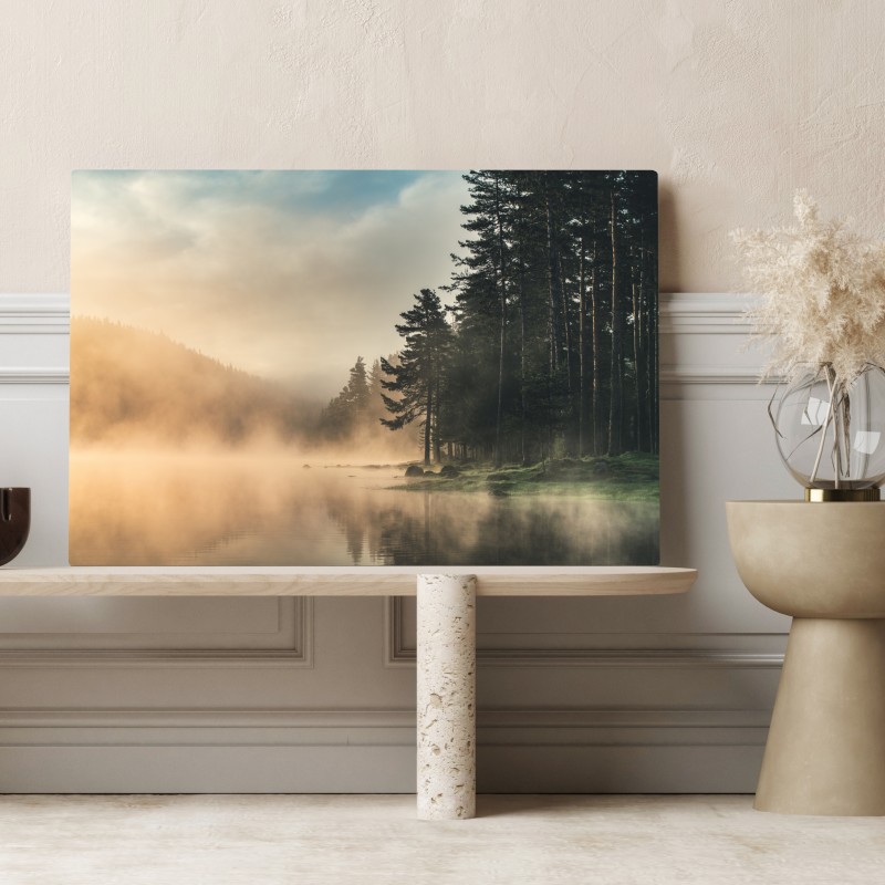 Obraz na płótnie mglisty wschód słońca nad leśnym jeziorem – Wallissimo® Obraz na płótnie mglisty wschód słońca nad leśnym jeziorem – Wallissimo®