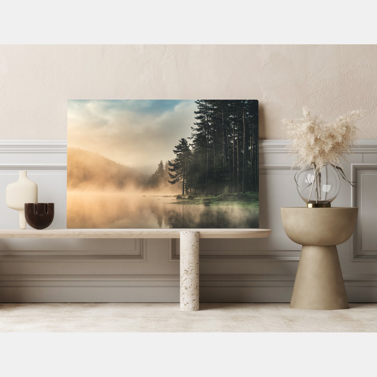 Obraz na płótnie mglisty wschód słońca nad leśnym jeziorem – Wallissimo® Obraz na płótnie mglisty wschód słońca nad leśnym jeziorem – Wallissimo®