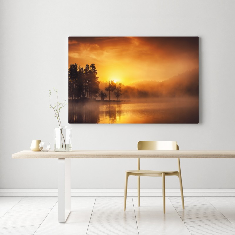 Obraz na płótnie złoty wschód słońca nad mglistym jeziorem – Wallissimo® Obraz na płótnie złoty wschód słońca nad mglistym jeziorem – Wallissimo®