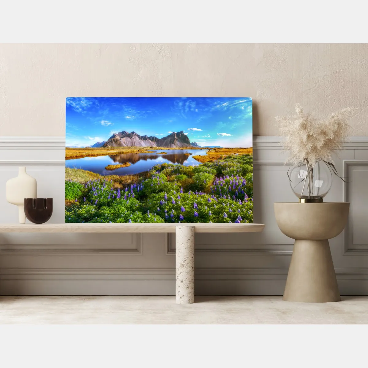 Obraz na płótnie łąka łubinów przy Vestrahorn, Islandia – Wallissimo® Obraz na płótnie łąka łubinów przy Vestrahorn, Islandia – Wallissimo®