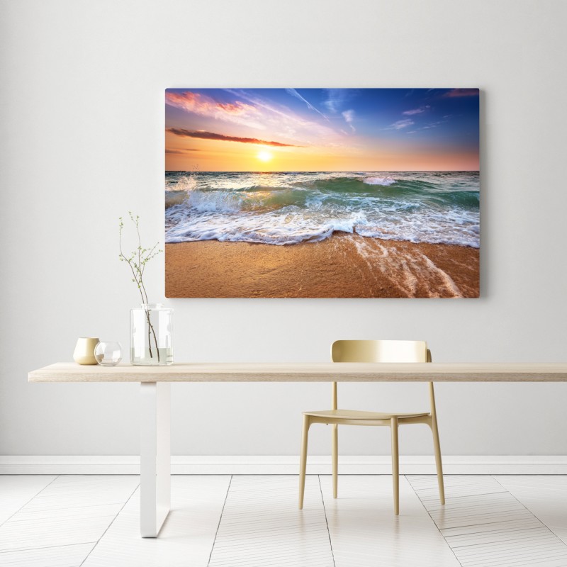 Obraz na płótnie złoty zachód słońca na plaży nad falami – Wallissimo® Obraz na płótnie złoty zachód słońca na plaży nad falami – Wallissimo®