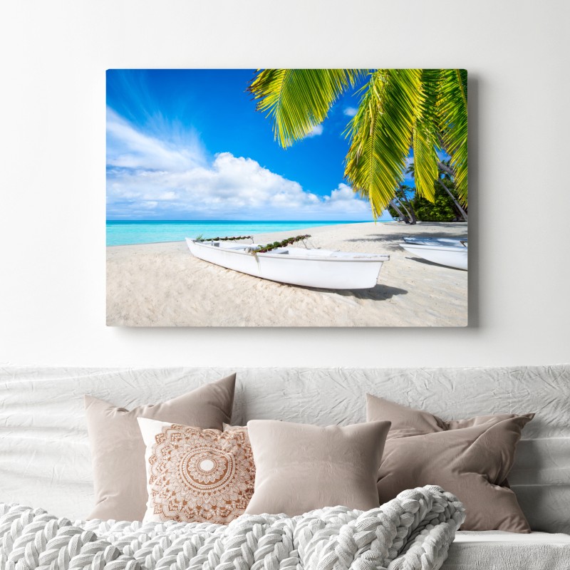 Obraz na płótnie tropikalna plaża w turkusowych kolorach z palmami i łodziami – Wallissimo® Obraz na płótnie tropikalna plaża w turkusowych kolorach z palmami i łodziami – Wallissimo®