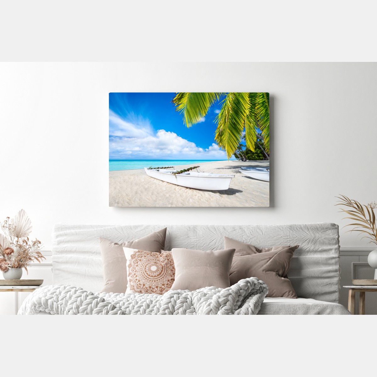 Obraz na płótnie tropikalna plaża w turkusowych kolorach z palmami i łodziami – Wallissimo® Obraz na płótnie tropikalna plaża w turkusowych kolorach z palmami i łodziami – Wallissimo®