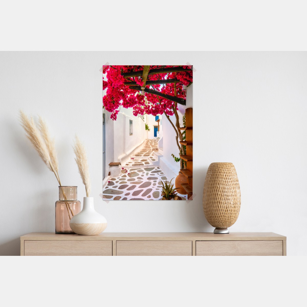 Plakat słoneczna uliczka grecka z bugenwillą – Wallissimo® Plakat słoneczna uliczka grecka z bugenwillą – Wallissimo®