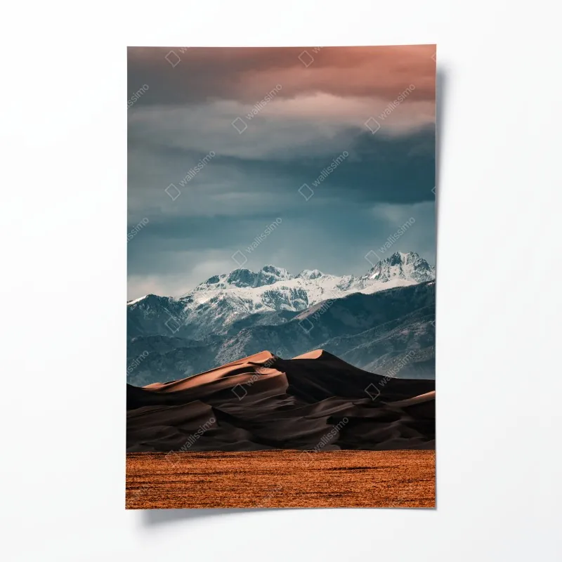 Plakat wydmy pustyni pod zaśnieżonymi szczytami
