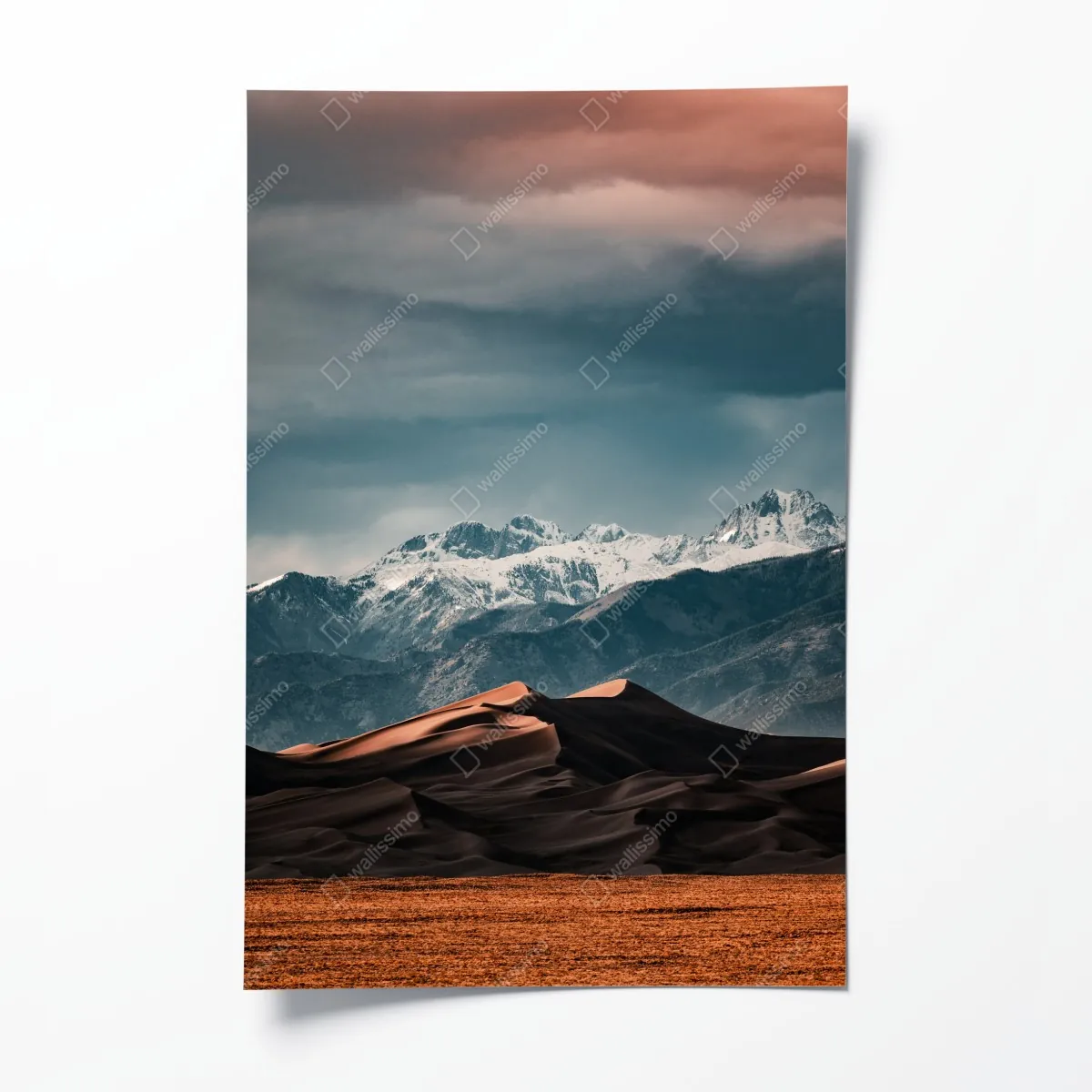 Plakat wydmy pustyni pod zaśnieżonymi szczytami – Wallissimo® Plakat wydmy pustyni pod zaśnieżonymi szczytami – Wallissimo®