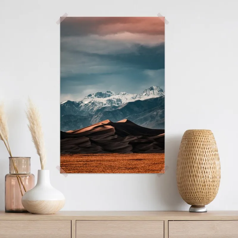 Plakat wydmy pustyni pod zaśnieżonymi szczytami – Wallissimo® Plakat wydmy pustyni pod zaśnieżonymi szczytami – Wallissimo®