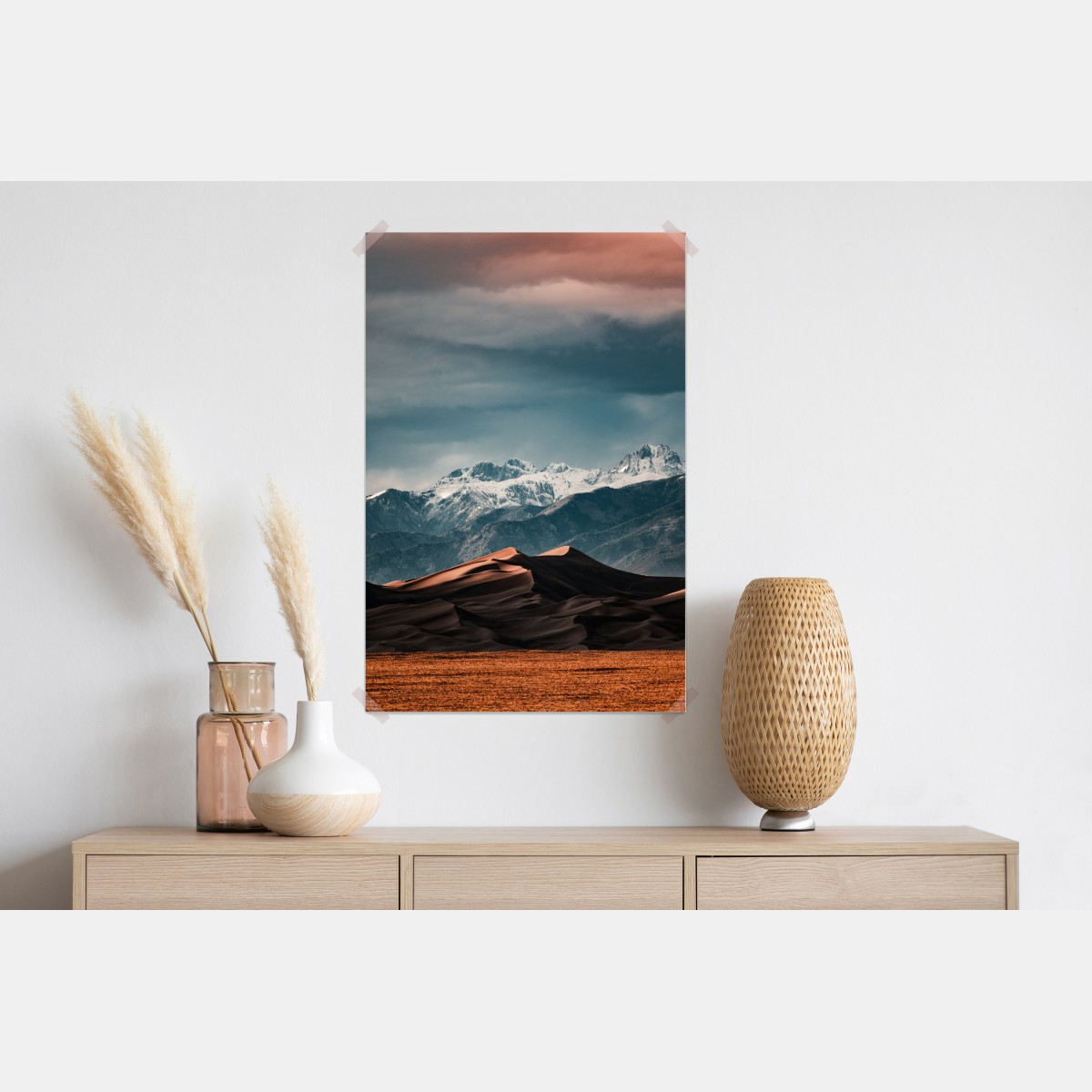 Plakat wydmy pustyni pod zaśnieżonymi szczytami – Wallissimo® Plakat wydmy pustyni pod zaśnieżonymi szczytami – Wallissimo®