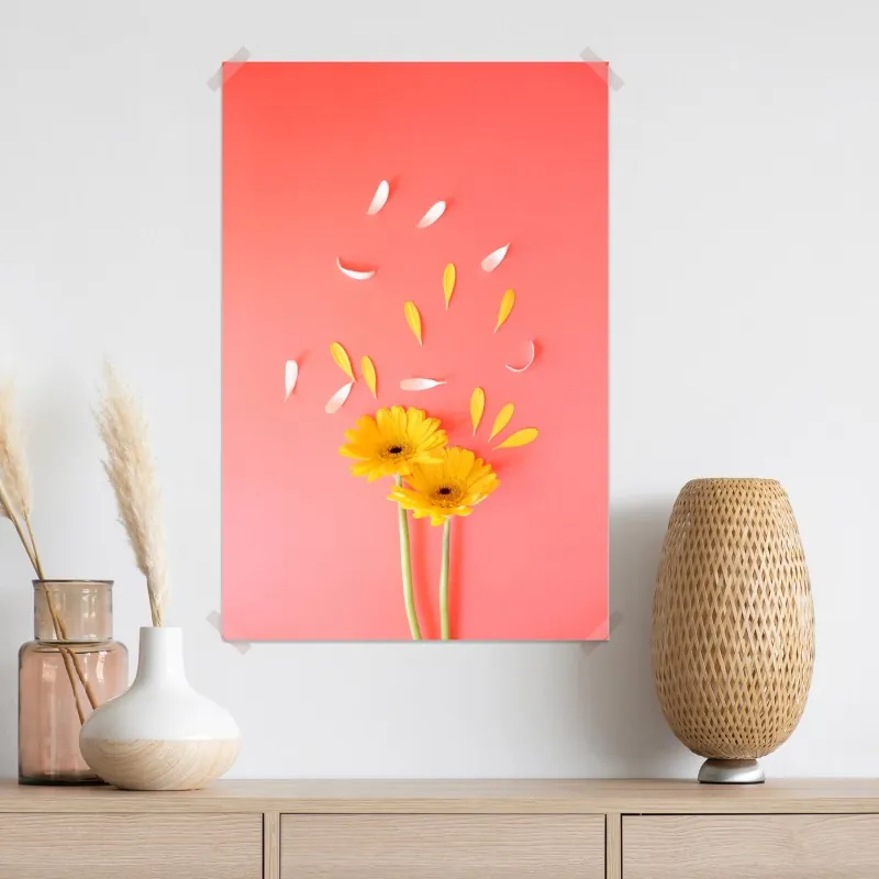 Plakat słoneczne żółte gerbery na koralowym tle – Wallissimo® Plakat słoneczne żółte gerbery na koralowym tle – Wallissimo®
