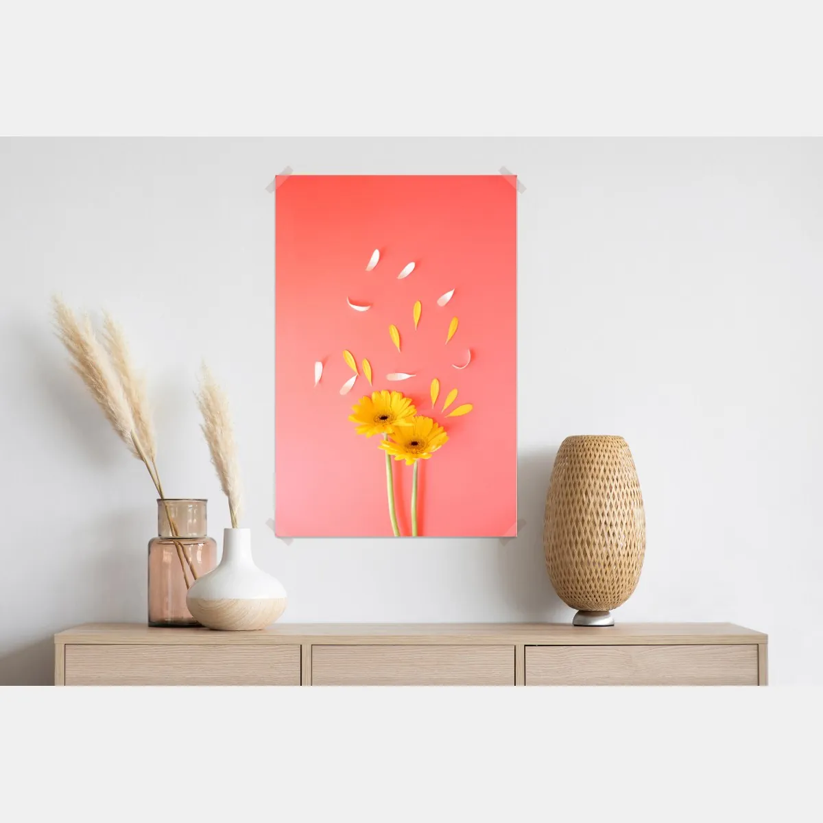Plakat słoneczne żółte gerbery na koralowym tle – Wallissimo® Plakat słoneczne żółte gerbery na koralowym tle – Wallissimo®