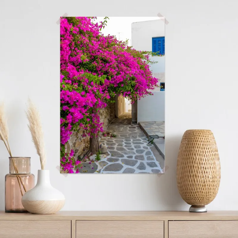 Plakat kwitnąca bugenwilla w uliczce Naousa – Wallissimo® Plakat kwitnąca bugenwilla w uliczce Naousa – Wallissimo®