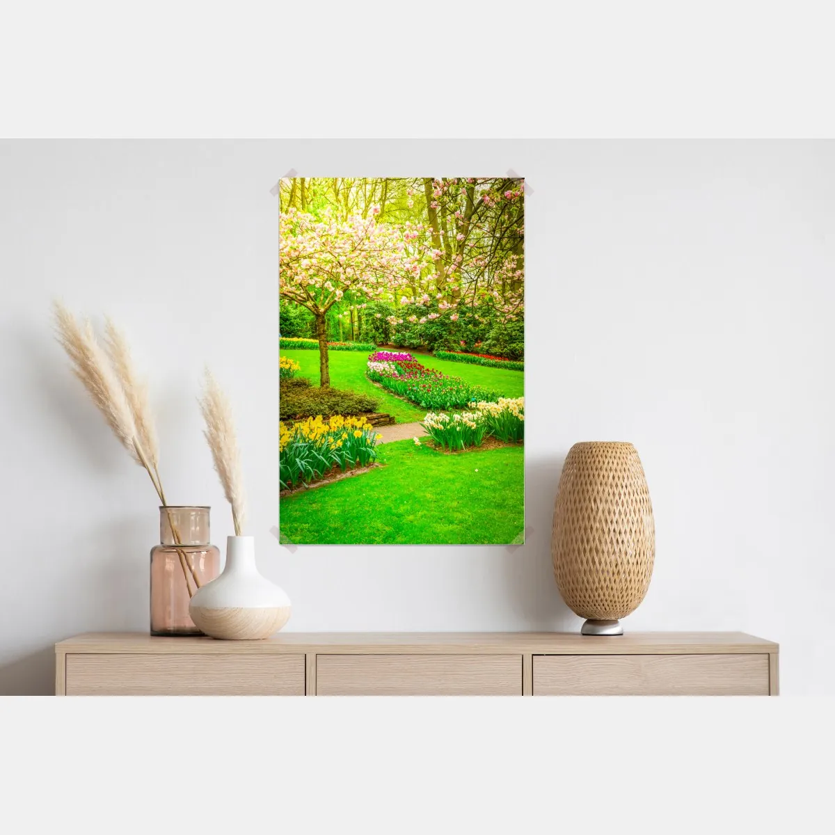 Plakat wiosenny ogród w rozkwicie: tulipany i kwiat wiśni – Wallissimo® Plakat wiosenny ogród w rozkwicie: tulipany i kwiat wiśni – Wallissimo®