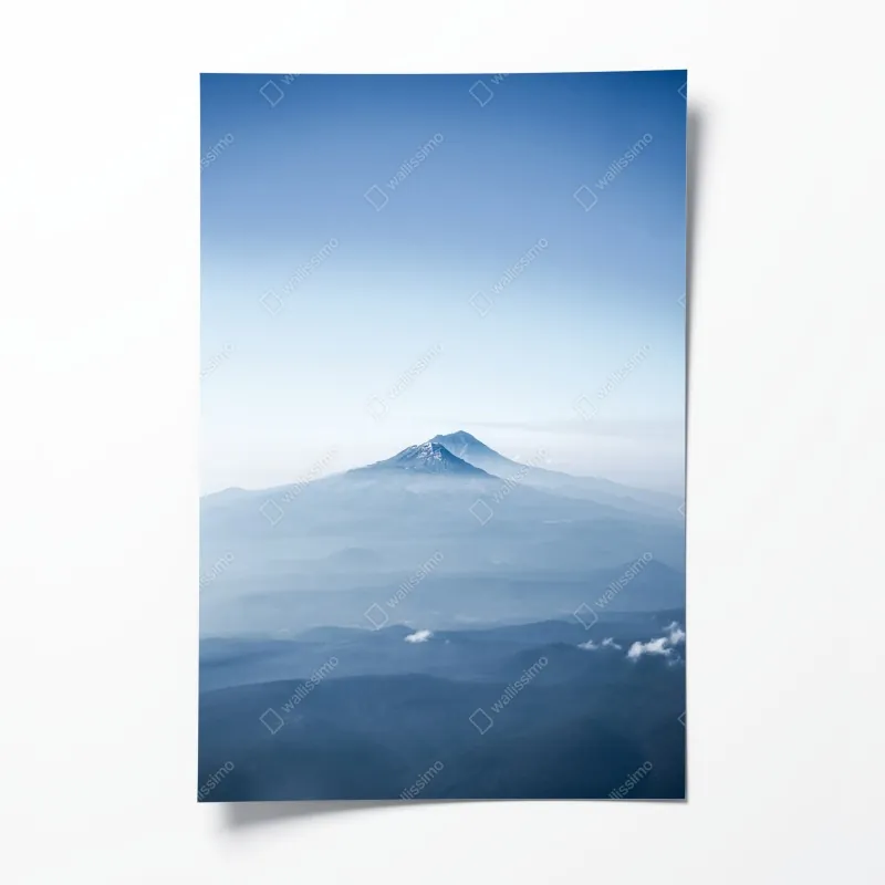 Plakat mglisty niebieski szczyt górski