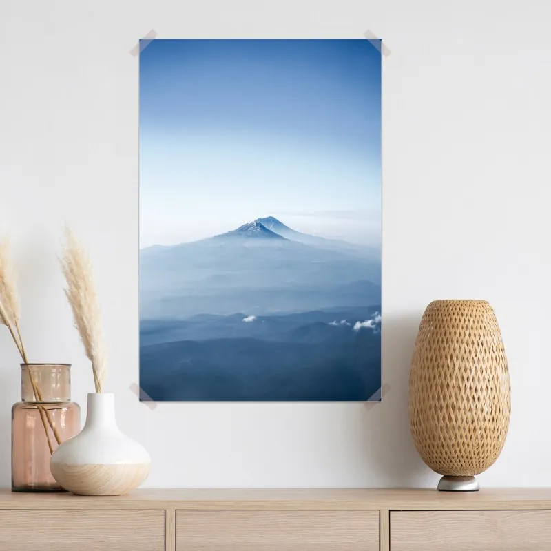 Plakat mglisty niebieski szczyt górski – Wallissimo® Plakat mglisty niebieski szczyt górski – Wallissimo®