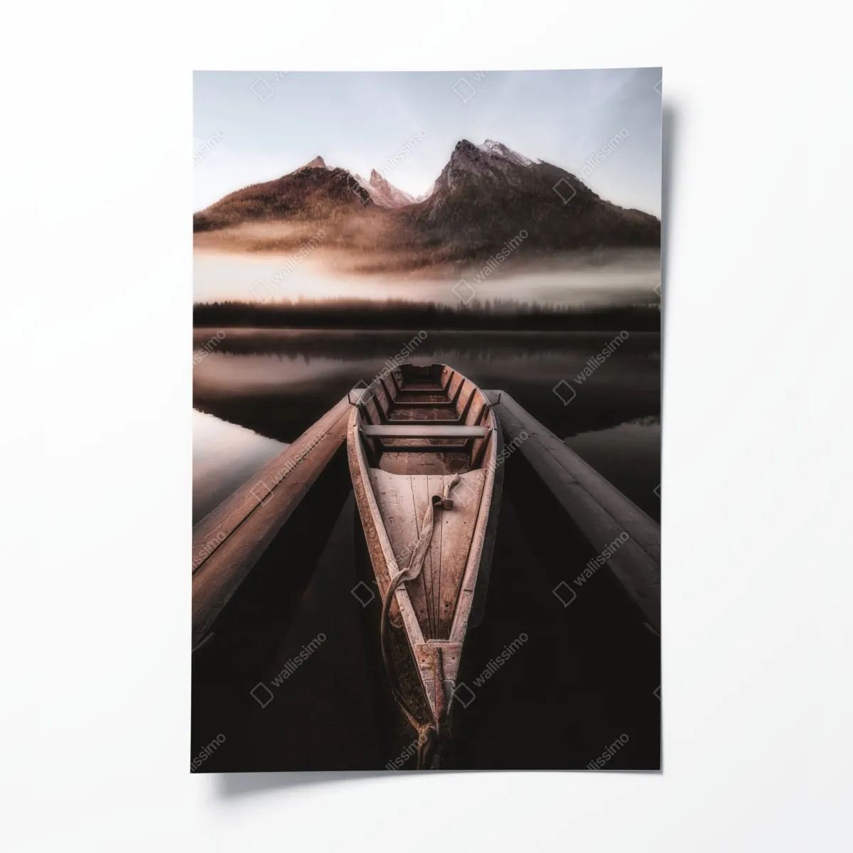 Plakat mglista łódź przy górskim jeziorze – Wallissimo® Plakat mglista łódź przy górskim jeziorze – Wallissimo®