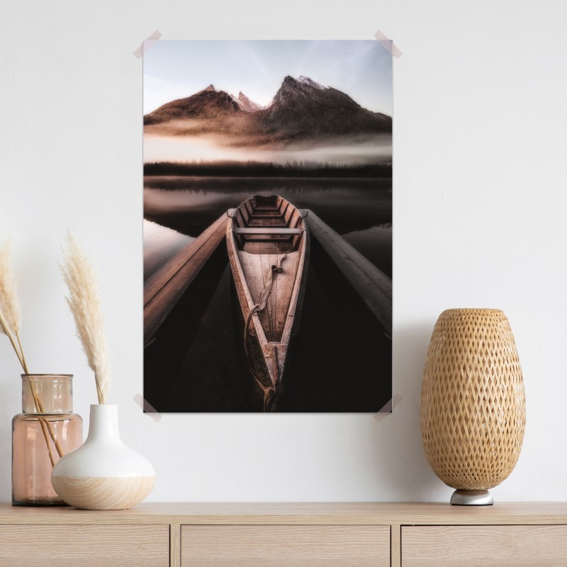 Plakat mglista łódź przy górskim jeziorze – Wallissimo® Plakat mglista łódź przy górskim jeziorze – Wallissimo®