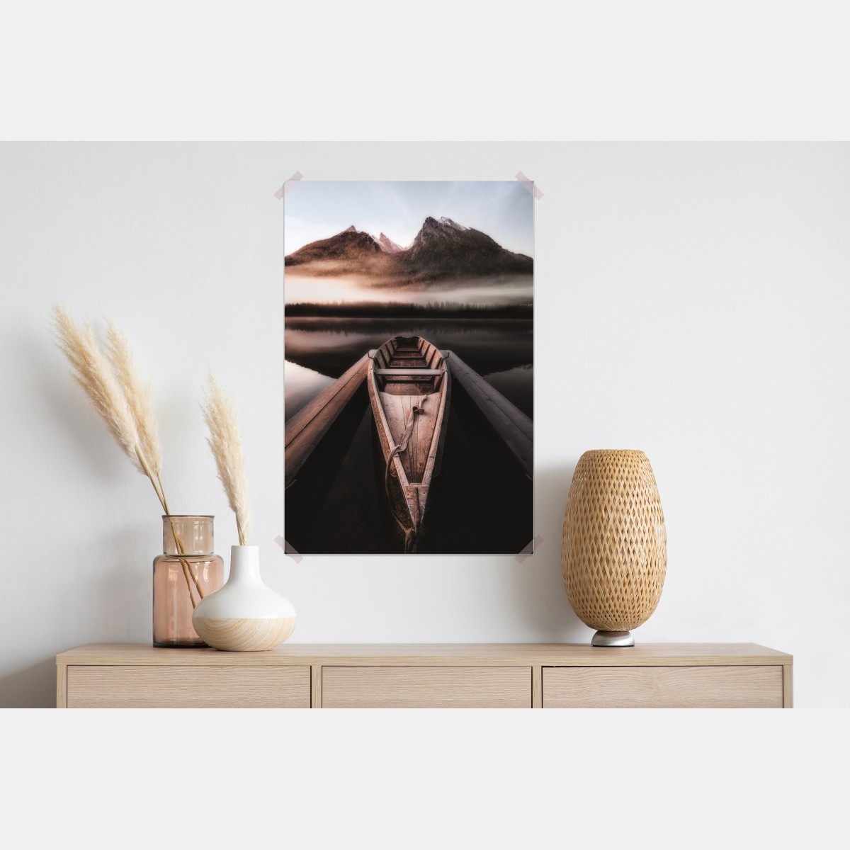 Plakat mglista łódź przy górskim jeziorze – Wallissimo® Plakat mglista łódź przy górskim jeziorze – Wallissimo®