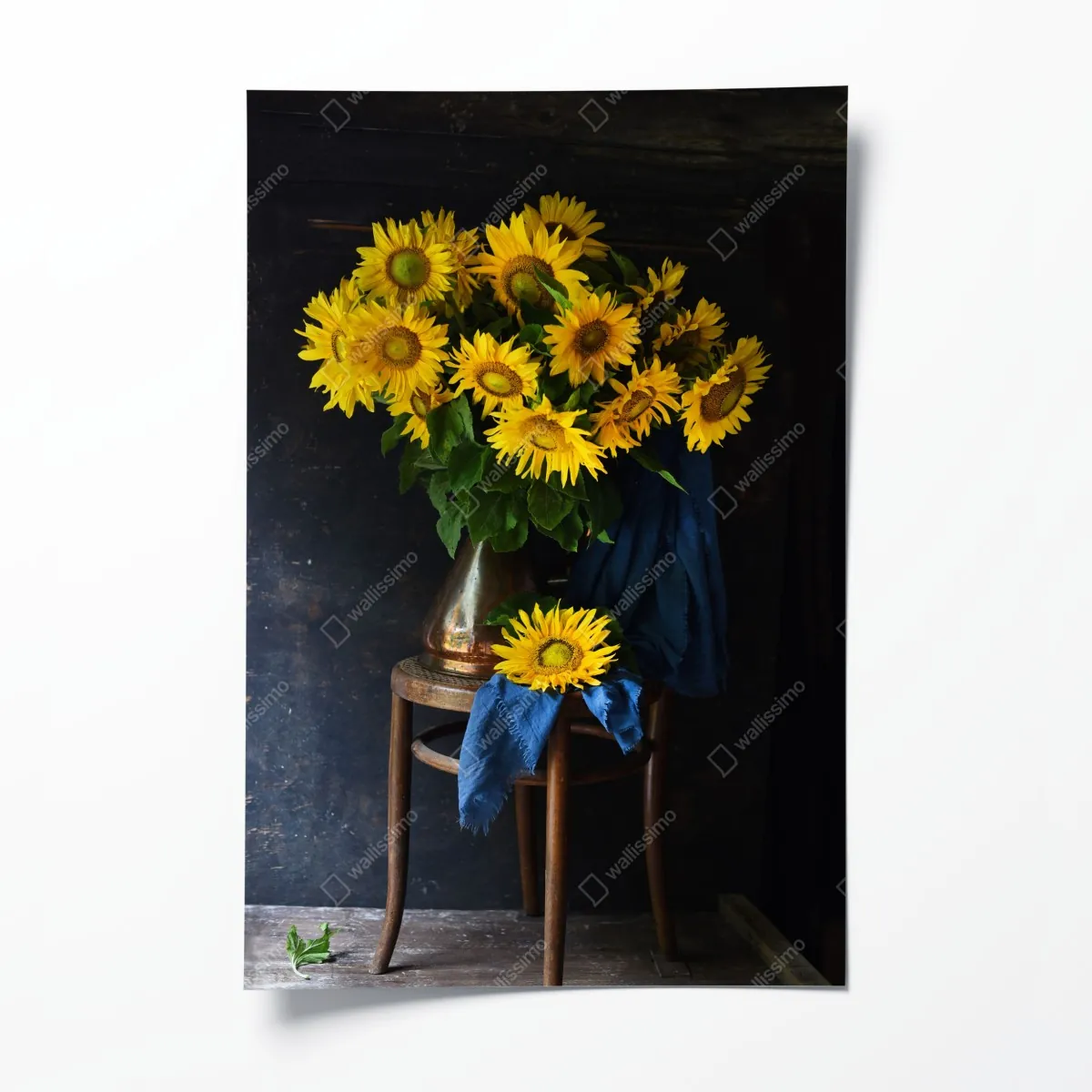 Plakat wibrujący bukiet słoneczników na vintage stołku – Wallissimo® Plakat wibrujący bukiet słoneczników na vintage stołku – Wallissimo®