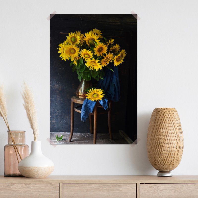 Plakat wibrujący bukiet słoneczników na vintage stołku – Wallissimo® Plakat wibrujący bukiet słoneczników na vintage stołku – Wallissimo®
