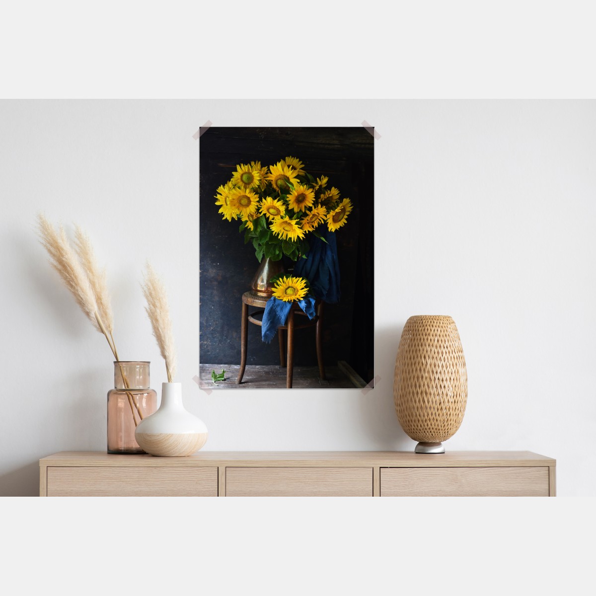 Plakat wibrujący bukiet słoneczników na vintage stołku – Wallissimo® Plakat wibrujący bukiet słoneczników na vintage stołku – Wallissimo®