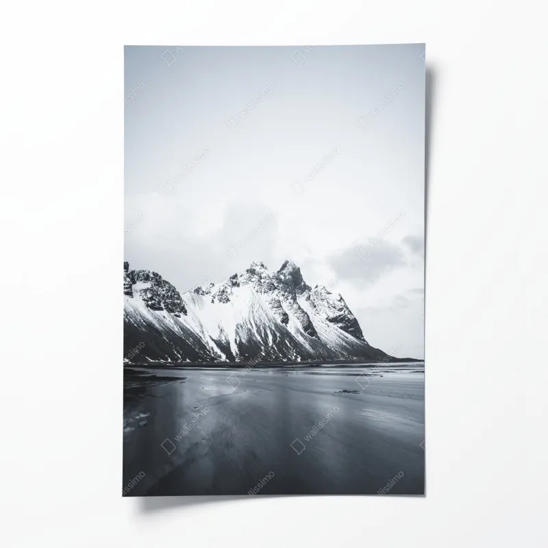 Plakat spokojny ośnieżony krajobraz górski nad morzem